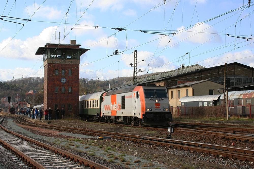 hvle-285 001 mit dem Sonderzug  Harzrundfahrt  (Leipzig - Halle/Saale - Blankenburg - Goslar - Bebra - Erfurt - Leipzig), hier auf Rangierfahrt in Blankenburg/Harz (07.04.2012)