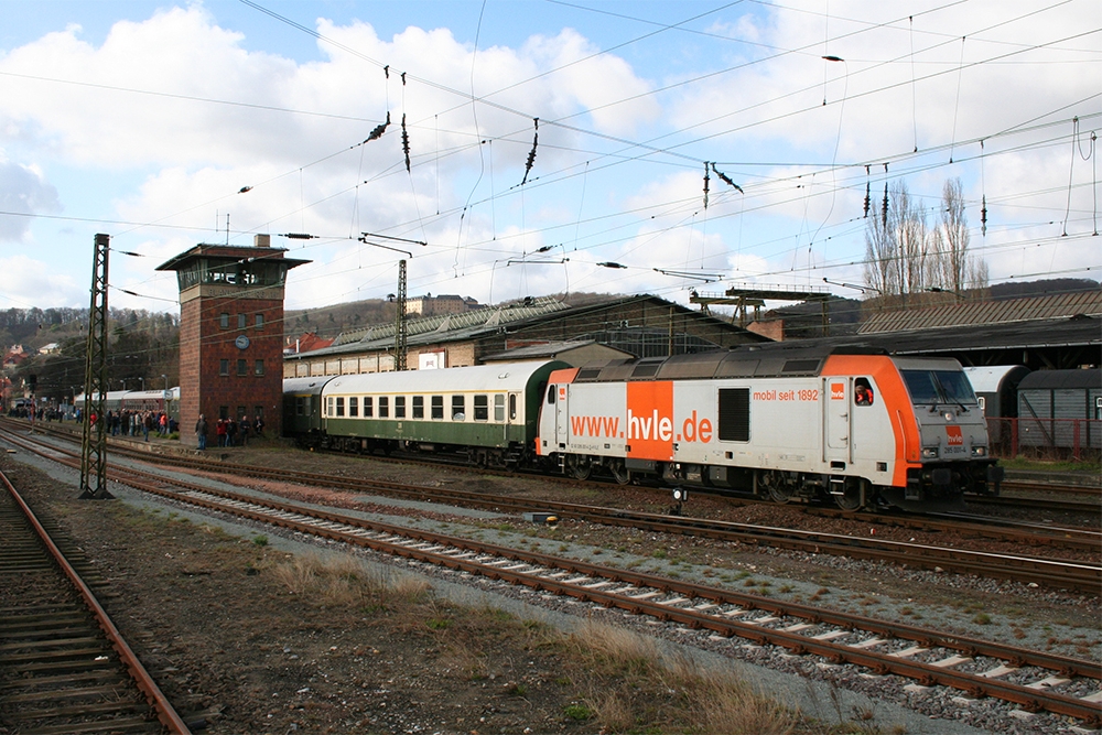 hvle-285 001 mit dem Sonderzug  Harzrundfahrt  (Leipzig - Halle/Saale - Blankenburg - Goslar - Bebra - Erfurt - Leipzig), hier auf dem Weg von Blankenburg nach Rbeland bei der Abfahrt in Blankenburg (07.04.2012)