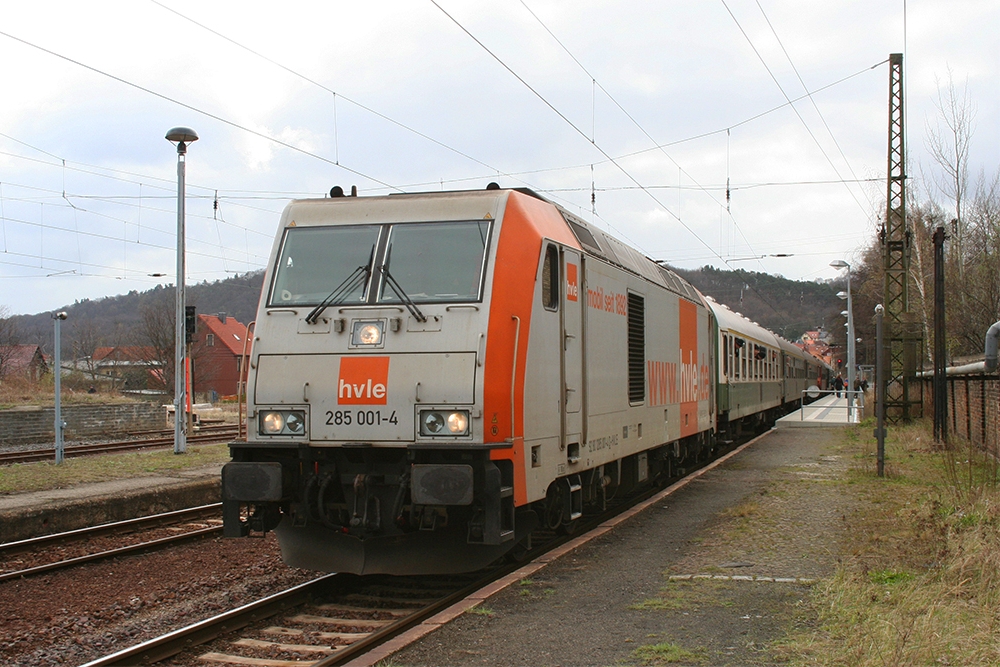 hvle-285 001 mit dem Sonderzug  Harzrundfahrt  (Leipzig - Halle/Saale - Blankenburg - Goslar - Bebra - Erfurt - Leipzig), hier Abfahrbereit in Blankenburg/Harz (07.04.2012)