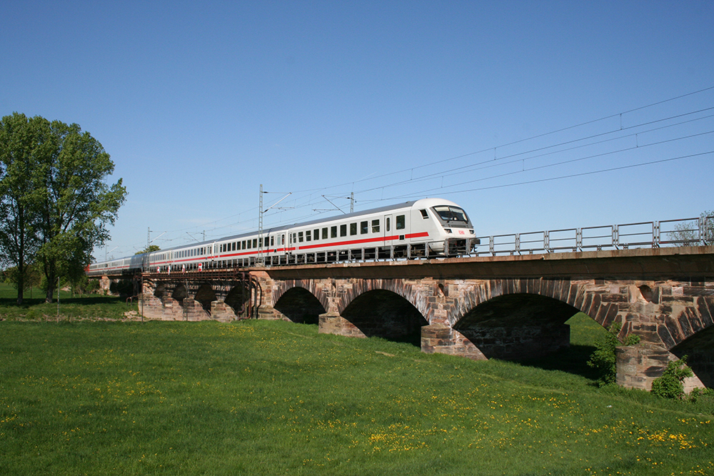 IC 1958 (Leipzig – Stuttgart) auf dem Saaleviadukt in Bad Drrenberg (01.05.2011)