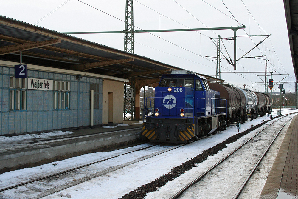 infraLeuna 208 mit Kesselwagen aus Richtung Zeitz (Weienfels, 11.12.2010)