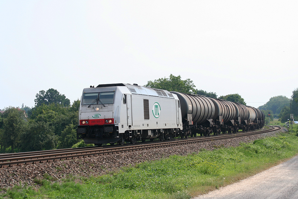 ITL 285 105 mit Kesselwagen Richtung Leipzig (Draschwitz, 27.07.2012)