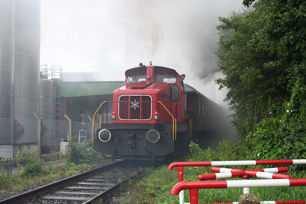 Lok 1 der Angelner Dampfeisenbahn am Zugschluss des Museumszuges von Kappeln nach Sderbrarup kurz nach der Abfahrt in Kappeln (24.07.2011)