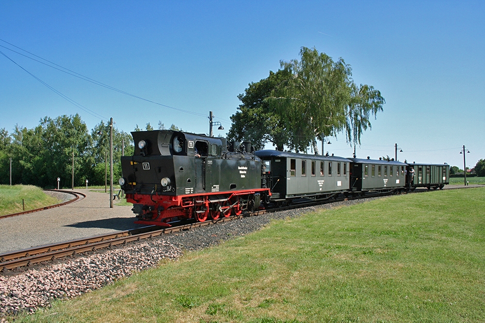 Lok 11 der Mansfelder Bergwerksbahn mit einem Zug von Klostermansfeld nach Hettstedt am Hp in Siersleben (02.06.2011)