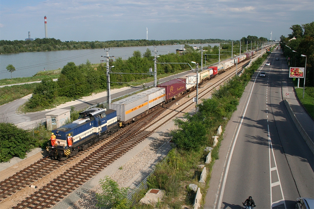 Lok 20000 der Wiener Lokalbahn unterwegs auf der Donauuferbahn auf Verschubfahrt (Wien Praterkai, 08.08.2012)