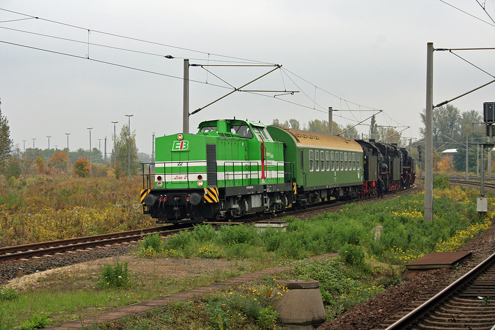 Lok 22 der Erfurter Bahn mit einem DR-Schlafwagen und 3 „kalten Dampfloks“ (38 1182, 44 0093 und 91 6580) (Weienfels, 17.10.2010)