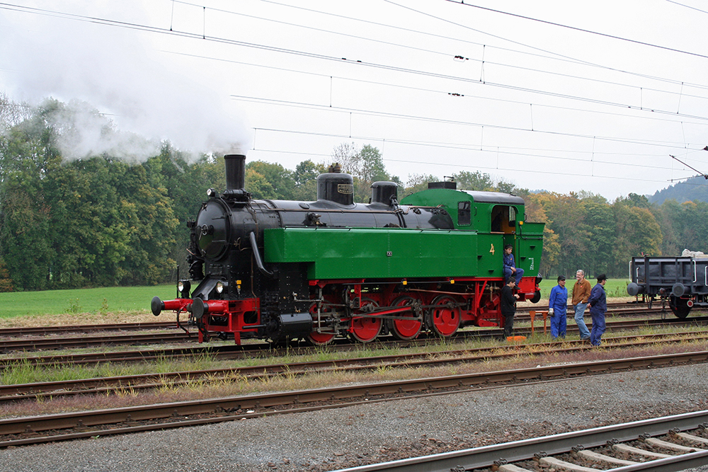 Lok 4 der GEG wartet in Timelkam auf einen mit 01 533 bespannten Sonderzug von Stuttgart ber Augsburg, Mnchen, Mhldorf und Salzburg nach Ampflwang (02.10.2010)