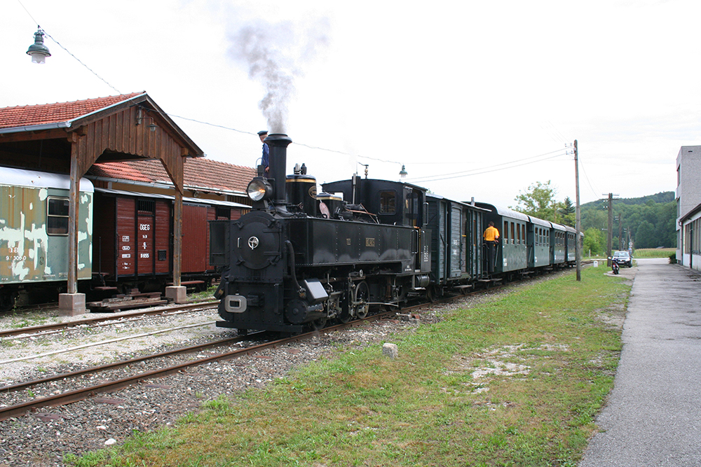 Lok 6 „Klaus“ der GEG/Steyrtalbahn mit einem Sonderzug nach Grnburg in Aschach an der Steyr (24.08.2012)