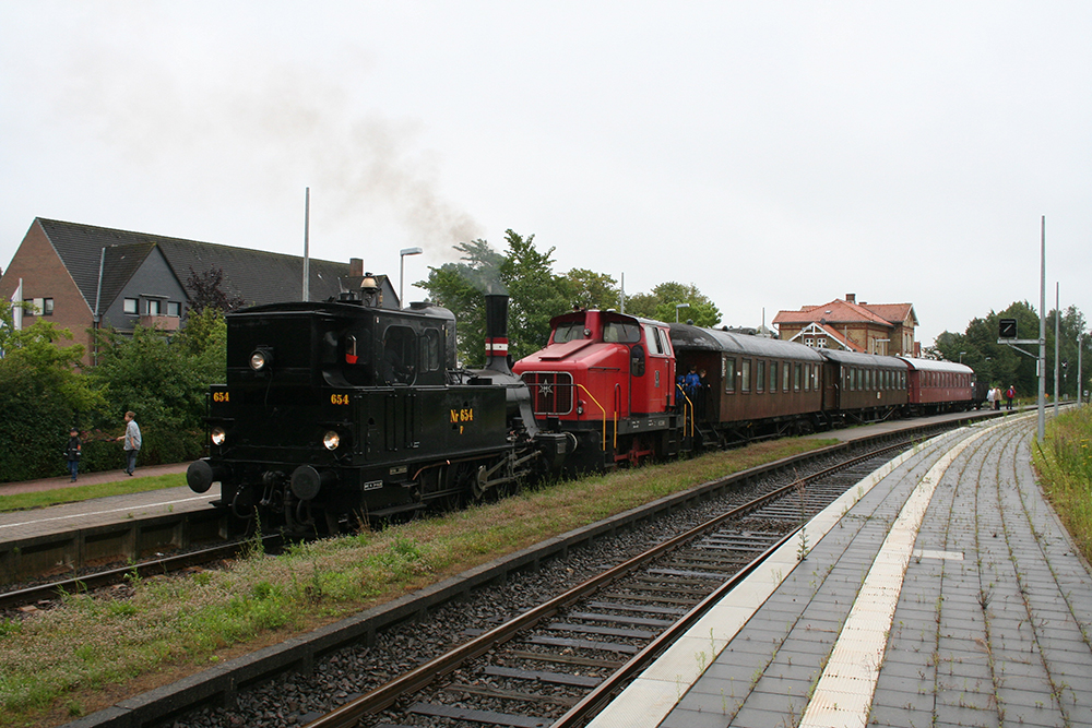 Lok 654 der Angelner Dampfeisenbahn mit dem Museumszug nach Kappeln in Sderbrarup (24.07.2011)