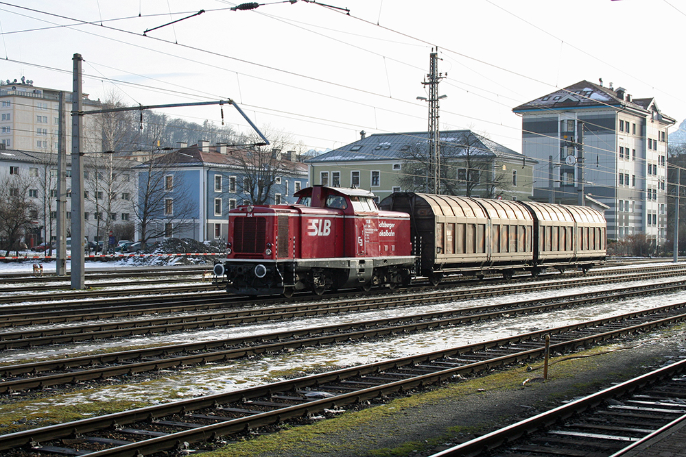 Lok 84 der SLB mit einem sehr kurzen Zug aus Richtung Freilassing (Salzburg Hbf., 07.01.2011)