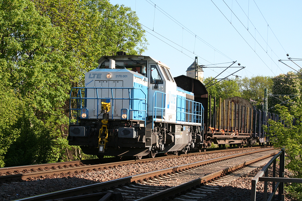 LTE 2170.001 mit einem leeren Holzzug auf dem Wahrener Viadukt in Leipzig (01.05.2011)