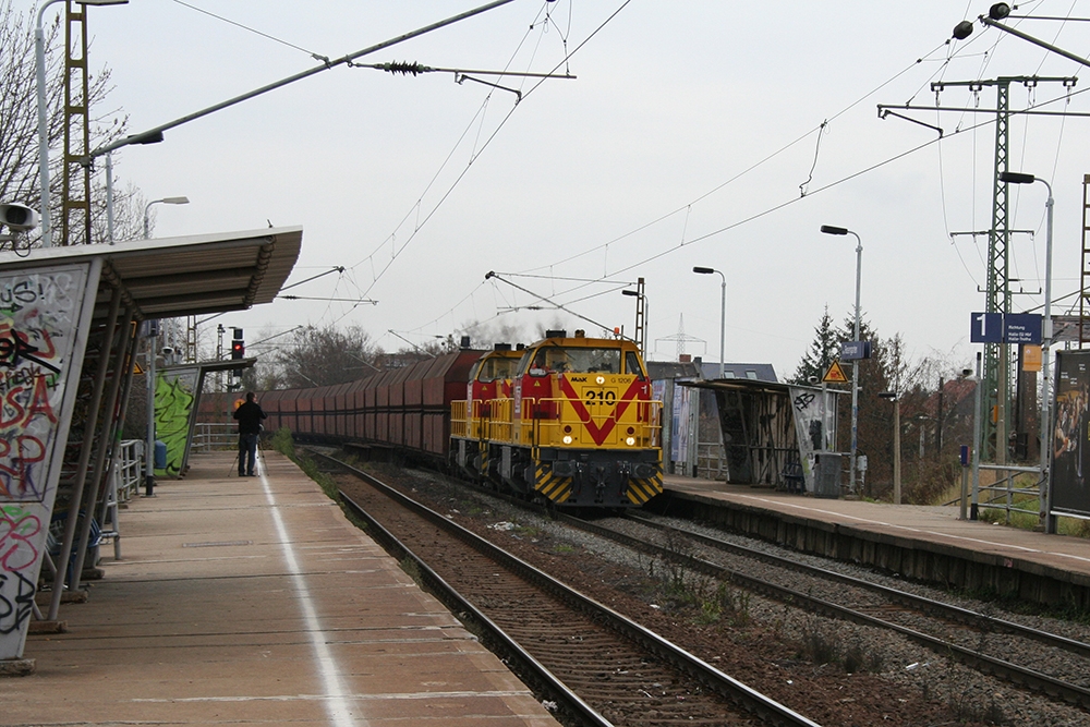 MEG 210 und 221 mit einem umgeleiteten vollen Kohlependel von Profen nach Buna (Halle-Rosengarten, 26.11.2011)