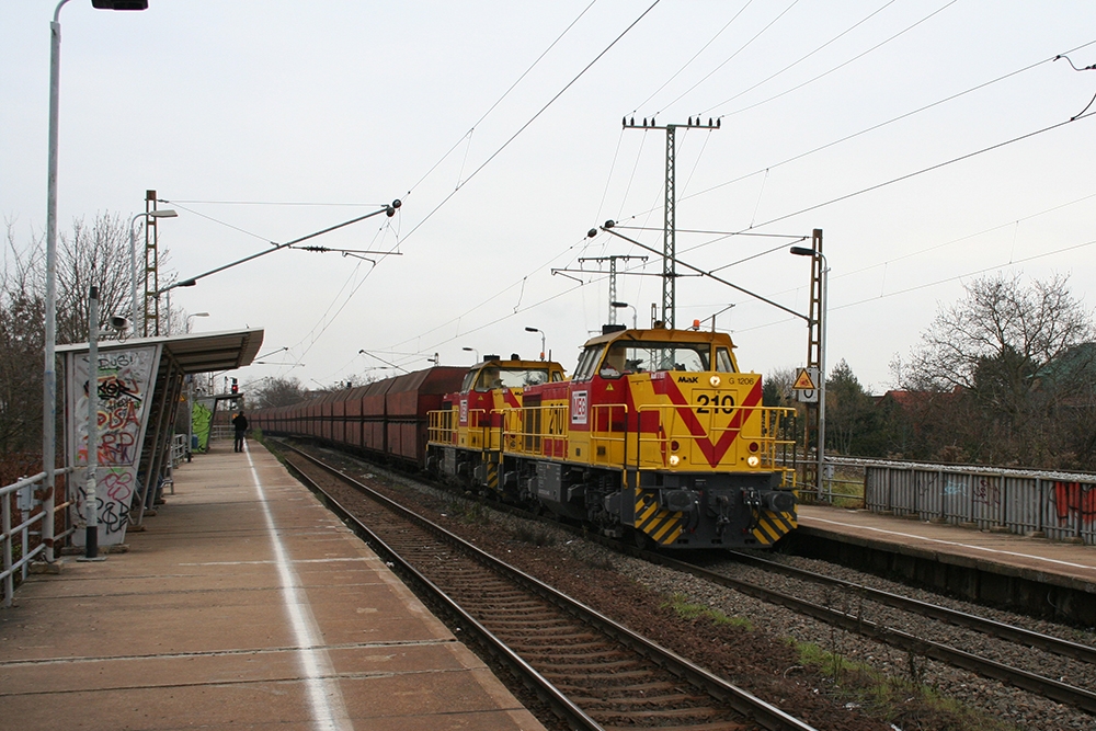 MEG 210 und 221 mit einem umgeleiteten vollen Kohlependel von Profen nach Buna (Halle-Rosengarten, 26.11.2011)