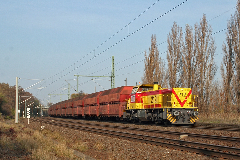 MEG 212 mit einem leeren Kohlependelzug von Buna nach Whlitz (Schkortleben, 06.11.2011)
