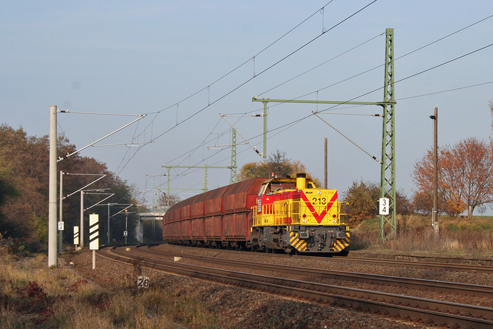 MEG 213 mit leerem Kohlependelzug von Buna nach Whlitz (Schkortleben, 06.11.2011)

