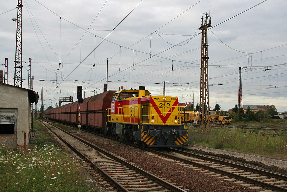 MEG 215 mit Kohlependelzug von Buna nach Whlitz (Grokorbetha, 30.08.2011)