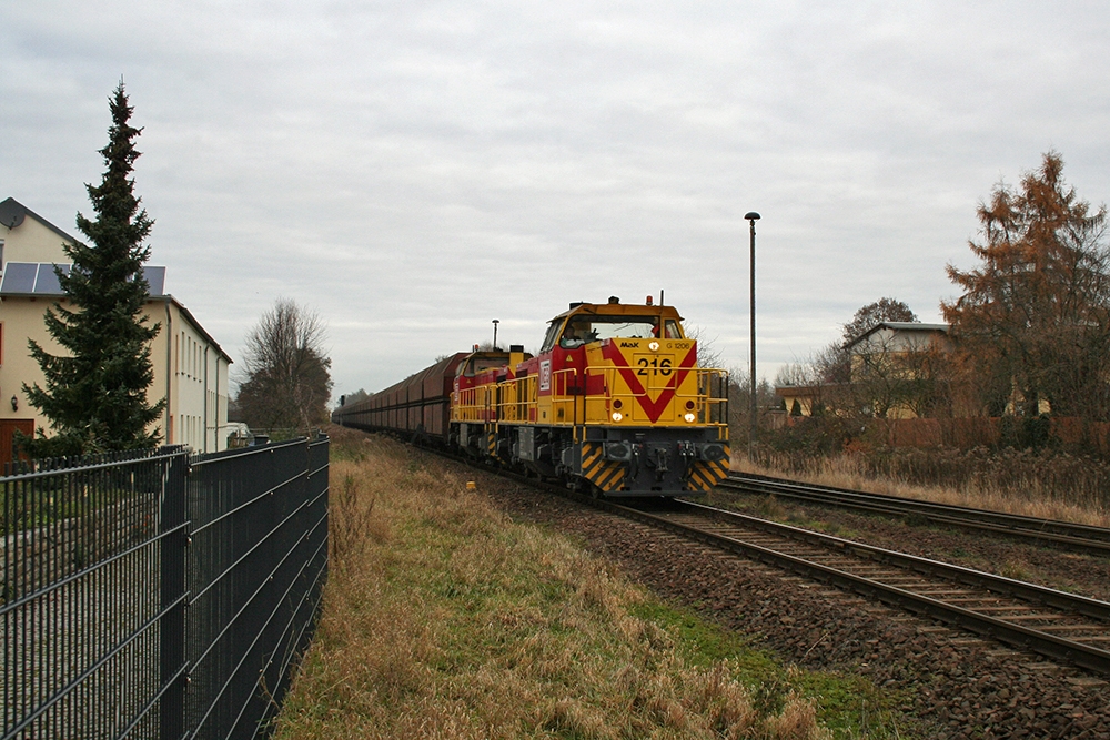 MEG 216 und 220 mit einem umgeleiteten Kohlependelzug von Buna ber Halle und Leipzig nach Profen (Pegau, 19.11.2011)