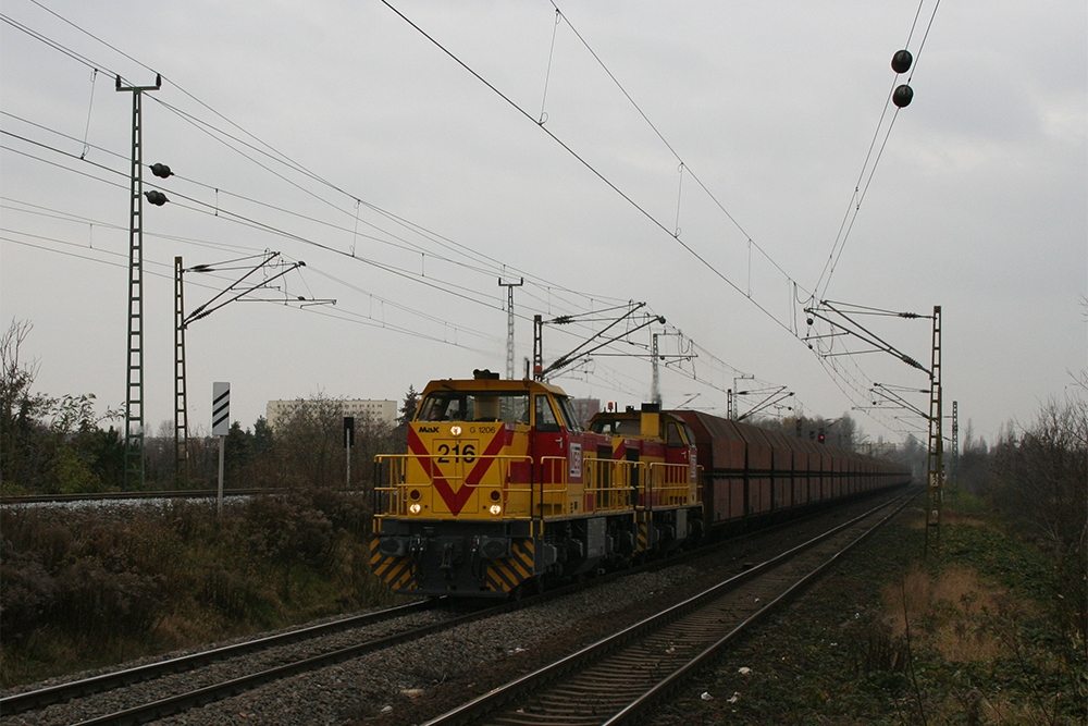MEG 216 und 220 mit einem umgeleiteten leeren Kohlependel von Buna nach Profen (Halle-Rosengarten, 26.11.2011)