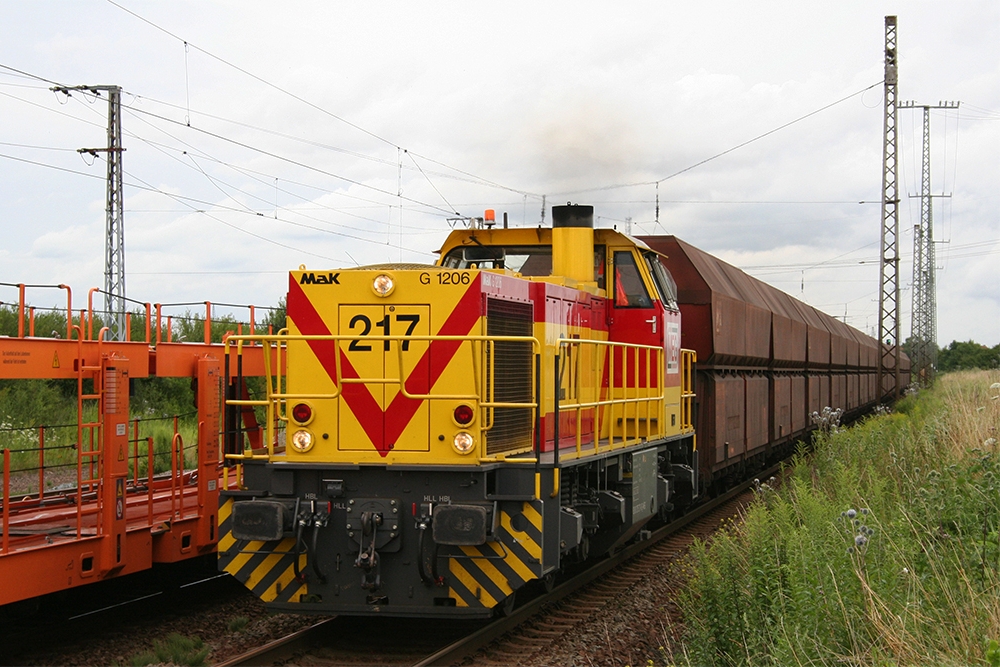 MEG 217 mit einem leeren Kohlependelzug von Buna nach Whlitz (Grokorbetha, 13.07.2012)