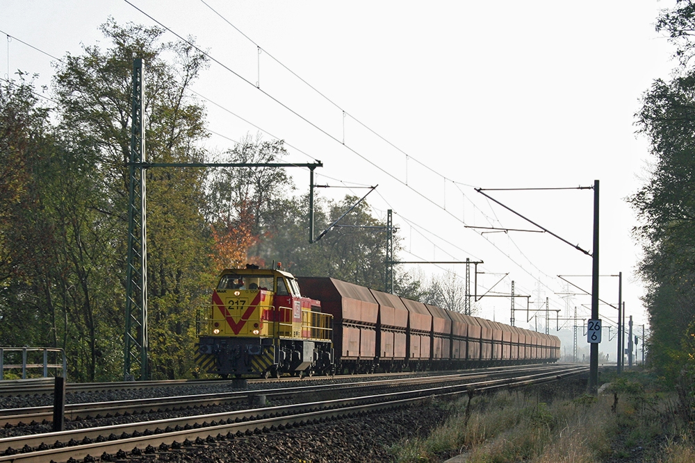 MEG 217 mit vollem Kohlependelzug von Whlitz nach Buna (Schkortleben, 06.11.2011)
