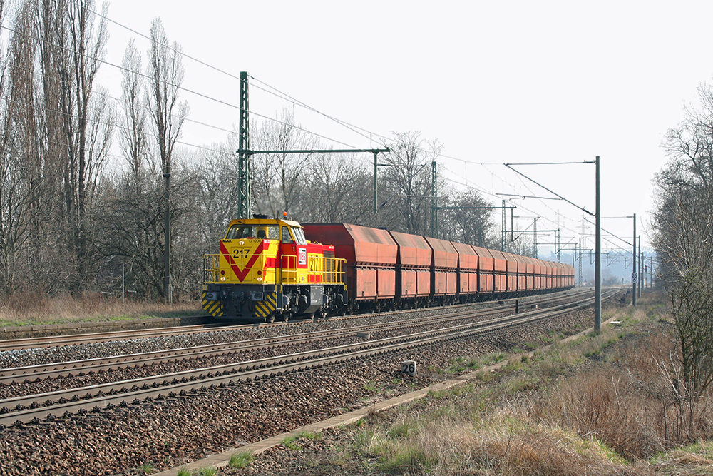 MEG 217 mit vollem Kohlependelzug von Whltz nach Buna (Schkortleben, 23.03.2012)