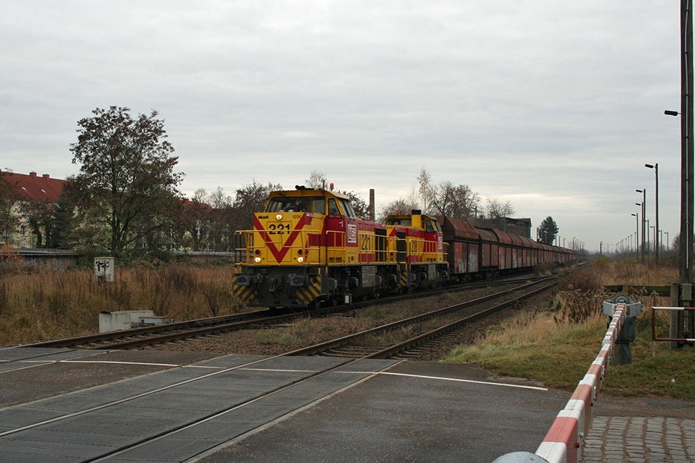 MEG 218 und 221 mit einem umgeleiteten Kohlependelzug von Profen ber Leipzig und Halle nach Buna in Pegau bei Leipzig (19.11.2011)