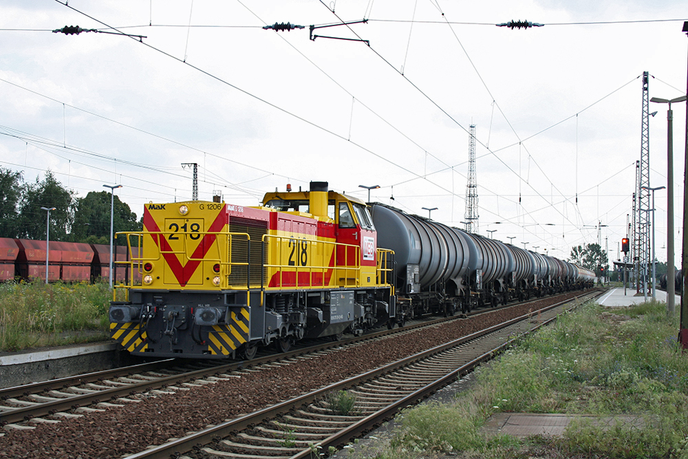 MEG 218 mit Kesselwagenzug (Grokorbetha, 28.07.2011)