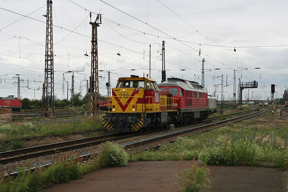 MEG 219 mit MEG 315 im Schlepp (Grokorbetha, 02.07.2011)