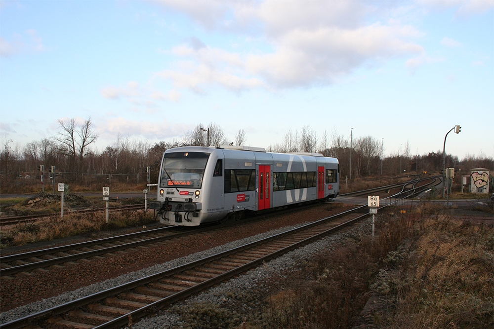 MRB-Regioshuttle VT 014 in Diensten den HarzElbeExpress als HEX 80989 (Bernburg – Halle/Saale Hbf.) (Halle-Trotha, 10.12.2011)