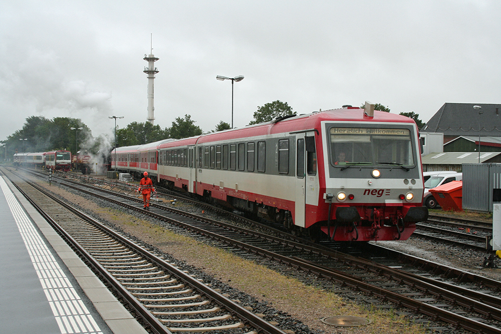 NEG-Triebwagen VT 71 setzt sich an den aus 2 Kieler N-Wagen und der 78 468 gebildeten Zug, um ihn an den Bahnsteig zu ziehen (Niebll, 23.07.2011)
