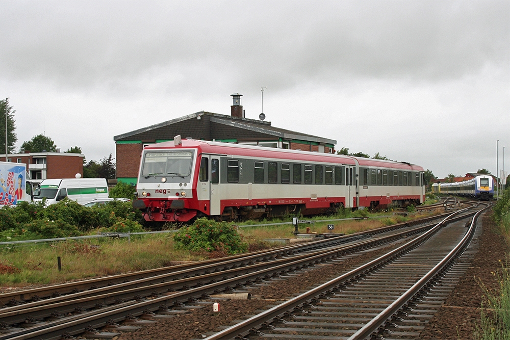 NEG-VT 71 auf Rangierfahrt im Bahnhof Niebll (23.07.2011)