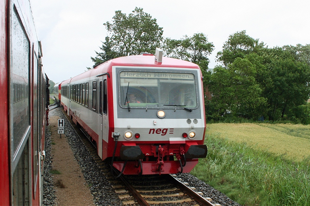 NEG VT71 mit einem NEG-Zug von Niebll nach Dagebll Mole an der Ausweichstell Blocksberg (23.07.2011)