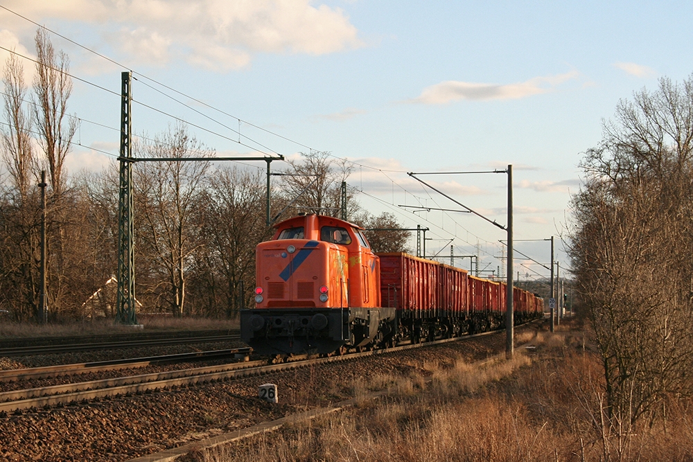 North-Rail V100 (West) am Zugschluss eines in Richtung Weienfels fahrenden Gterzuges (Schkortleben, 26.02.2012)
