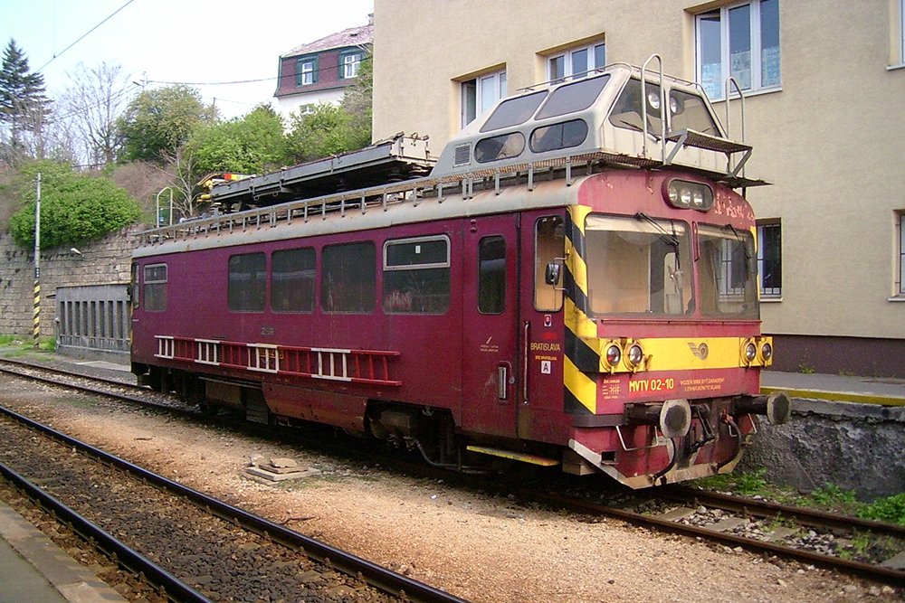 Oberleitungsrevisionstriebwagen MVTV 02-10 in Bratislava Hbf. (23.04.2006)
