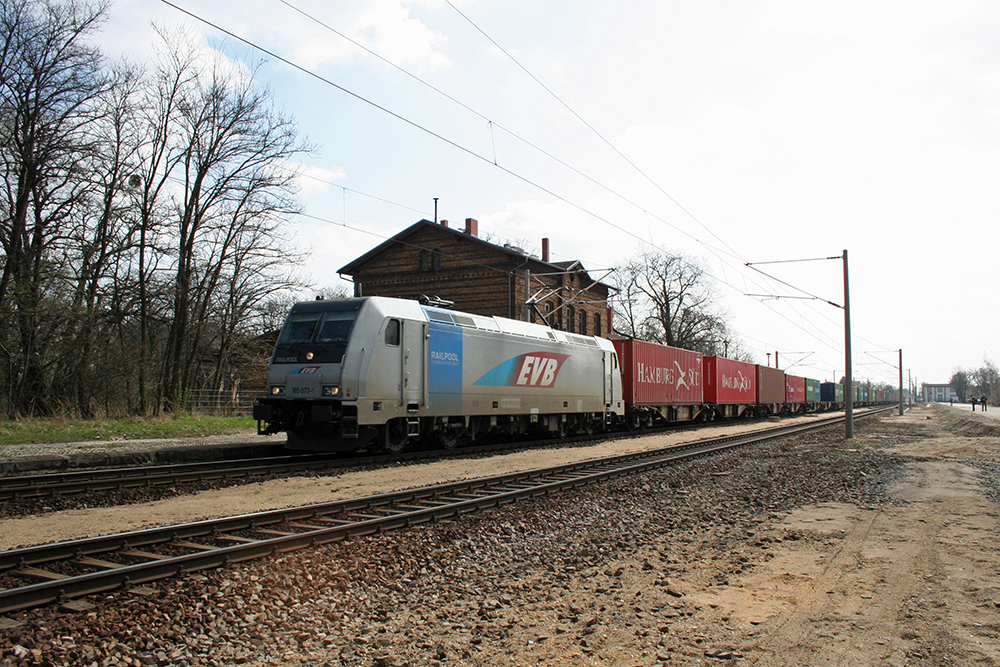 Railpool-Lok 185 672 vermietet an die EVB mit Containern in Richtung Dessau (Raguhn, 02.04.2011)