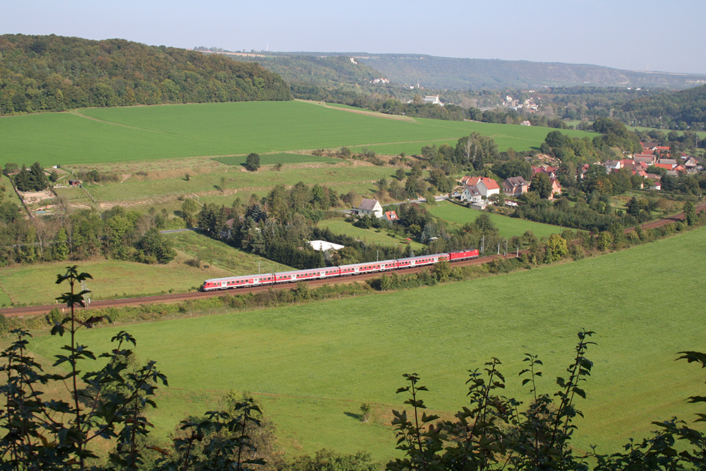 RB 16909 (Naumburg/Saale – Saalfeld) unterhalb der Rudelsburg zwischen Bad Ksen und Groheringen fuhr an diesem Tag mit N-Wagen (25.09.2011)