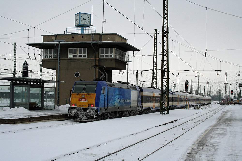 RBB 146 520 mit InterConnex 68903 (Leipzig – Warnemnde) bei der Abfahrt in Leipzig Hbf. (Leiling, 19.12.2010)