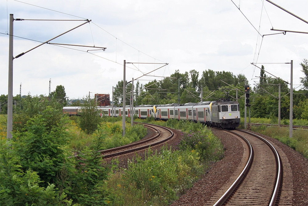 Re 4/4 421 383 („railadventure“) mit 2 Desiro-Mainline-Triebwagen fr die belgische Staatsbahn im Schlepp in Richtung Naumburg/Saale (Weienfels, 07.08.2011)