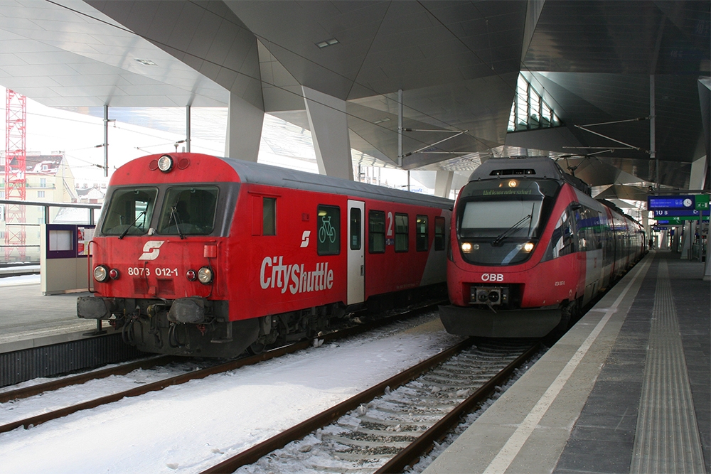 REX 2518 (Wien – Bratislava) neben 4124 007 als REX 2635 (Wien – Wulkaprodersdorf) (Wien Hauptbahnhof, 26.01.2013)
