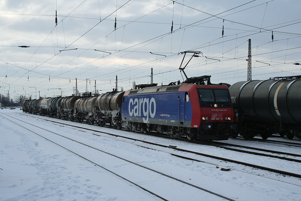 SBB Cargo 482 001 mit Kesselwagenzug in Grokorbetha (19.12.2010)