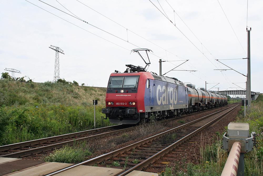 SBB-Cargo 482 012 mit einem kurzen Kesselwagenzug in Richtung Halle/Saale (Bahnbergang zwischen Grokorbetha und Leuna-Werke Sd, 07.08.2010)