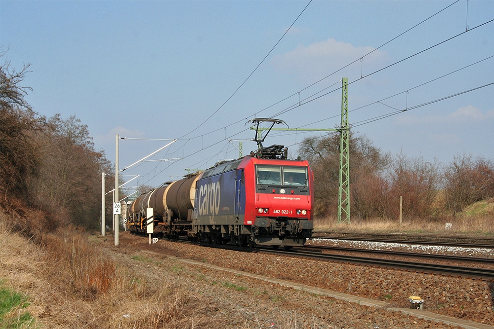 SBB-Cargo 482 022 mit Kesselwagen in Richtung Weienfels (Schkortleben, 23.03.2012)