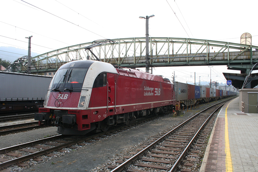 SLB-91 mit einem Containerzug in Salzburg Hbf. (10.10.2009)