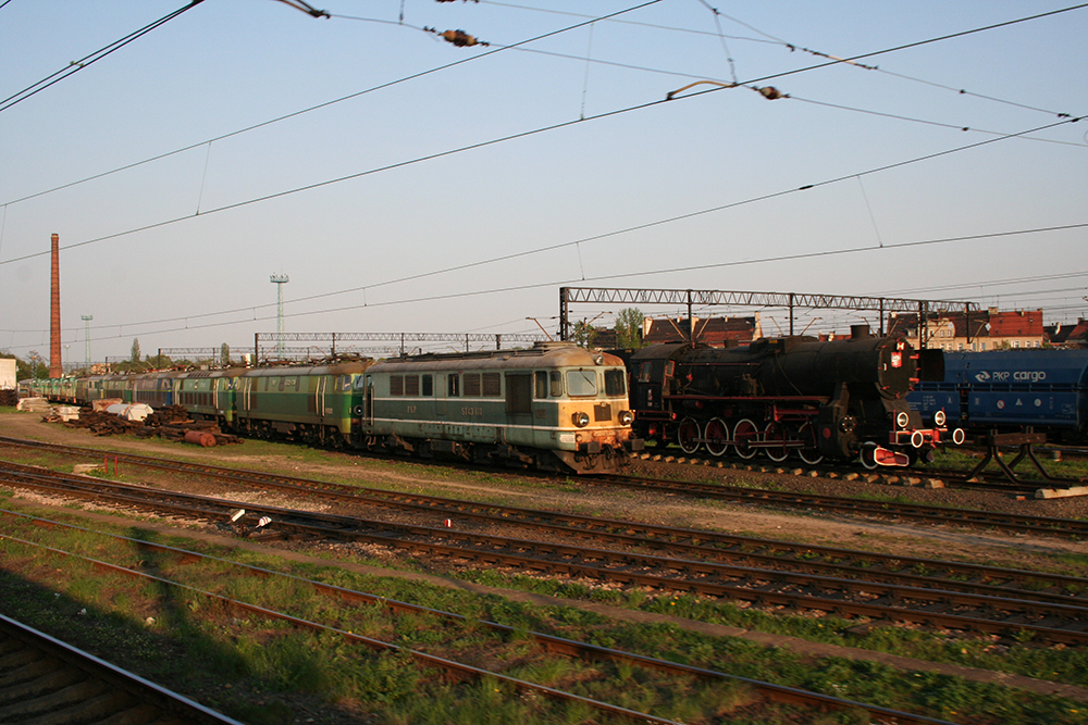 ST43-171 neben einer Dampflok (ehemals BR 52) in Legnica (23.04.2011)