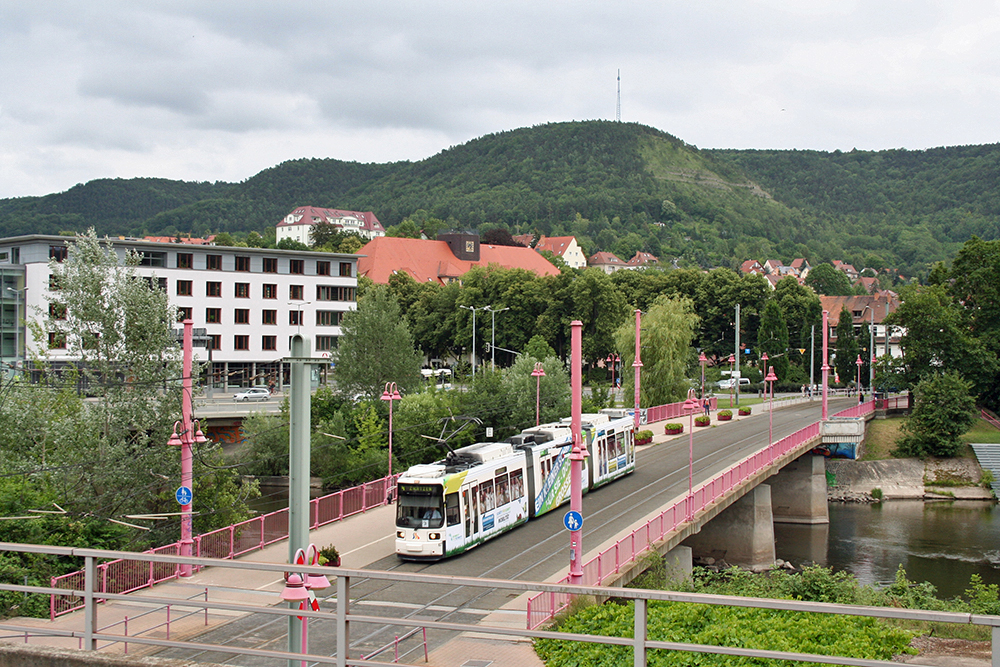 Straenbahn der Jenaer Nahverkehrsgesellschaft auf der Linie 4 (Lobeda West – Zwtzen) kurz vor Paradiesbahnhof (Jena-Paradies, 25.06.2011)