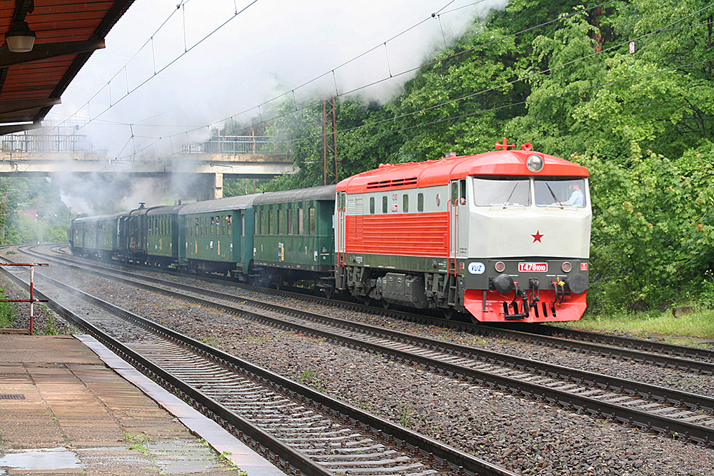 T478 1010 als Nachschublok an einem Sonderzug in Richtung Kolin (Praha-Klanovice, 25.05.2013)