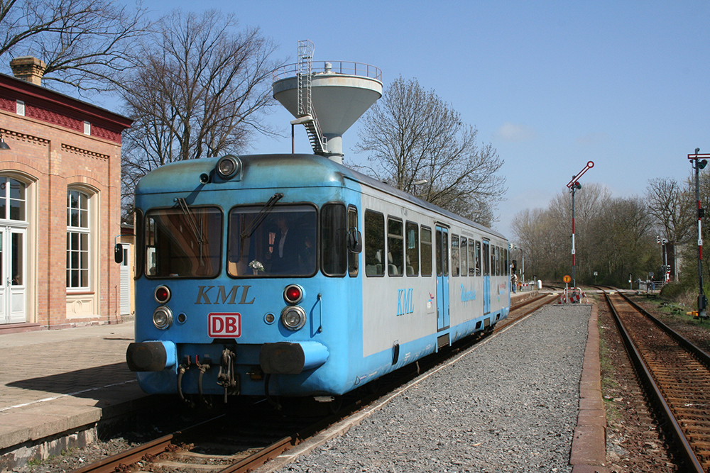 Triebwagen der „Wipperliese“ als RB 34784 (Helbra – Wippra) in Klostermansfeld (09.04.2011)