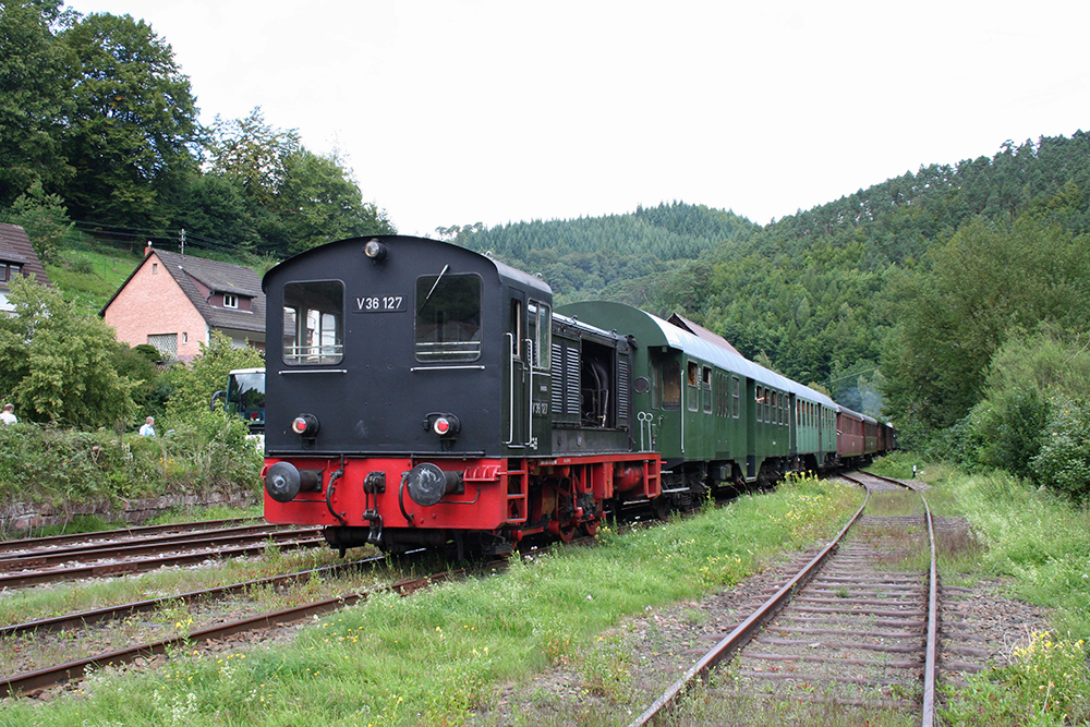 V36 127 am Zugschluss des Museumszuges  Kuckucksbhnel  von Neustadt/Weinstrae nach Elmstein in Elmstein (14.08.2011)
