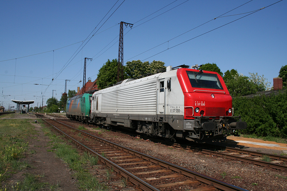 Veolia-Lok E37 530 abgestellt in Grokorbetha (08.05.2011)