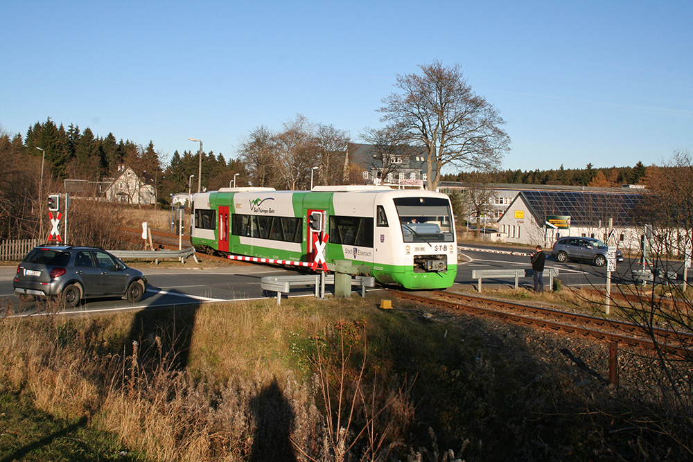 VT 101 der SdThringenBahn als STB 80516 (Eisenach – Neuhaus am Rennweg) (Ernstthal am Rennsteig, 13.11.2011)